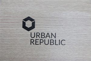 Отпечатване на лого върху дървени материали от WER-D4880UV
